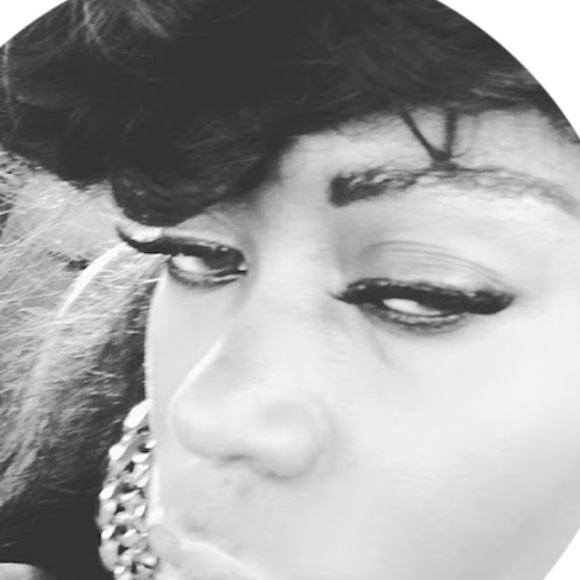 Meet your Posher, Nicole - Picture 1 of 1